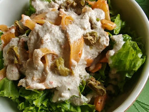 Deliziosa creativa Caesar Salad Raw Vegan