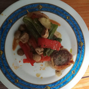 Brochetas de lomo con beicon y verduras