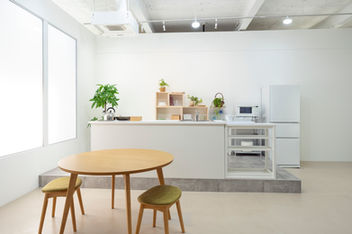 キッチン完備の空堀スタジオ内観、料理撮影や動画制作に最適な空間