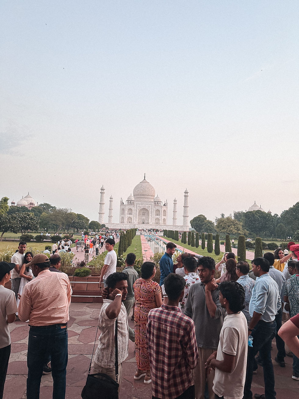 Viele Besucher vor dem Taj Mahal