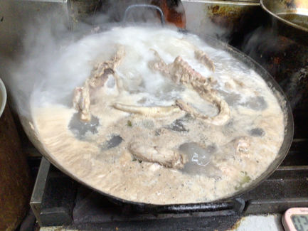 本日、スープを作っております。