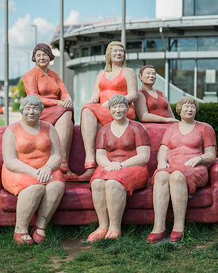 "Das rote Sofa" l 6 Alltagsmenschen l Frauen in roten Kleidern auf rotem Sofa