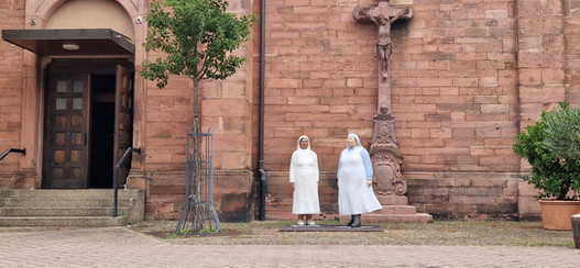 Nonnen vor Kirche - Alltagsmenschen Oberkirch 2025