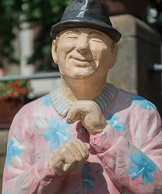 Alltagsmenschen "Der Tanzende" in rosa Hemd mit schwarzem Hut