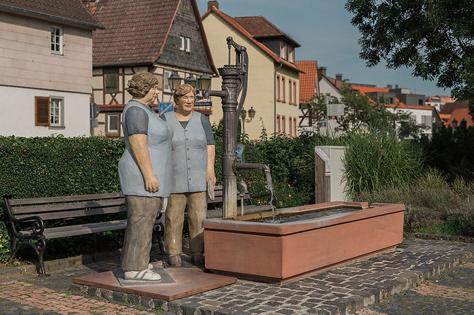 Alltagsmenschen "Helfende Hände" 2 Frauen in blauem Kittel in Eschborn 2021