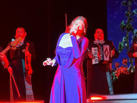 Yuridia llena em teatro de la ciudad en el Tangamanga II