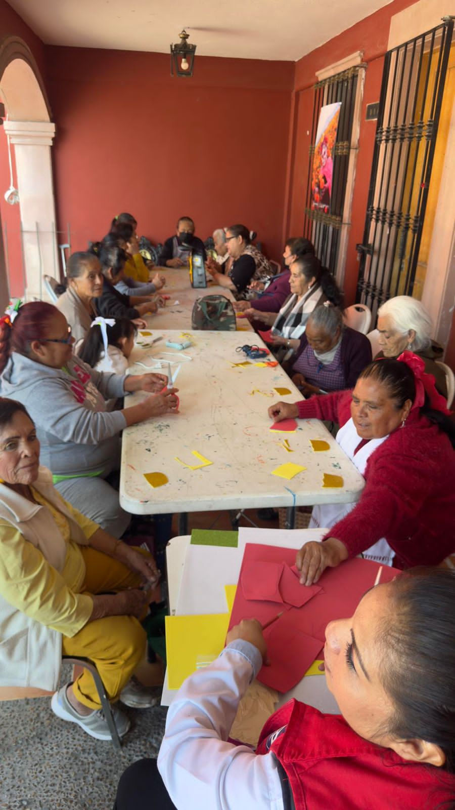 Acerca Gobierno de la capital talleres de adornos navideños a delegación La Pila