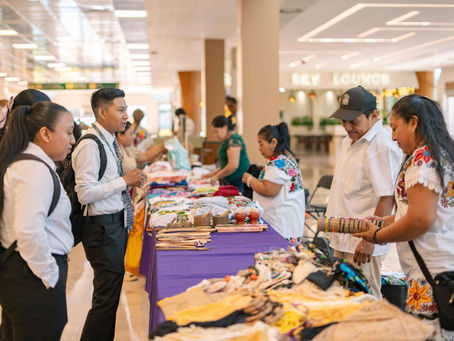 Artesanas y artesanos tulumnenses ofrecen sus productos en Aeropuerto Internacional de Tulum