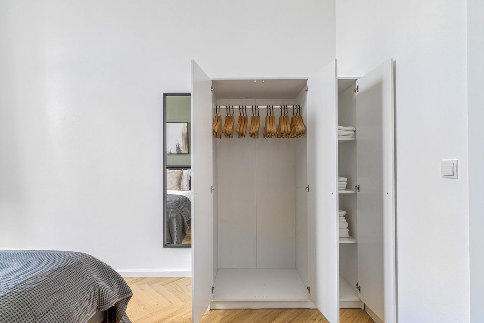 Zeitgemäßes Schlafzimmerdesign mit einem geräumigen Schrank - fotografiert von Christofilopoulos