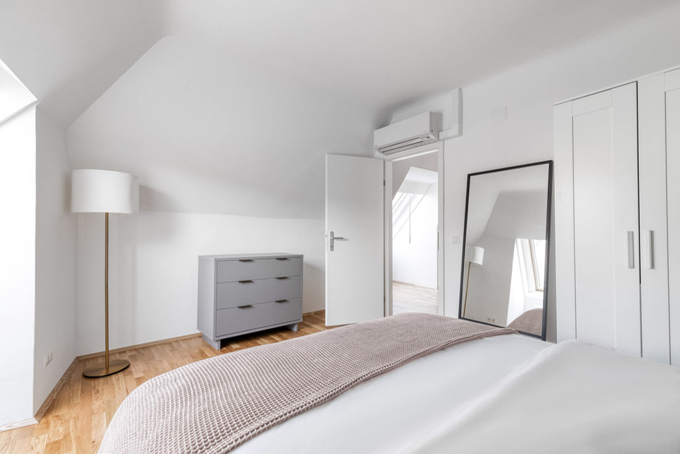 Zeitgemäßes Schlafzimmerdesign mit einem geräumigen Schrank und einer eleganten Kommode - fotografiert von Christofilopoulos