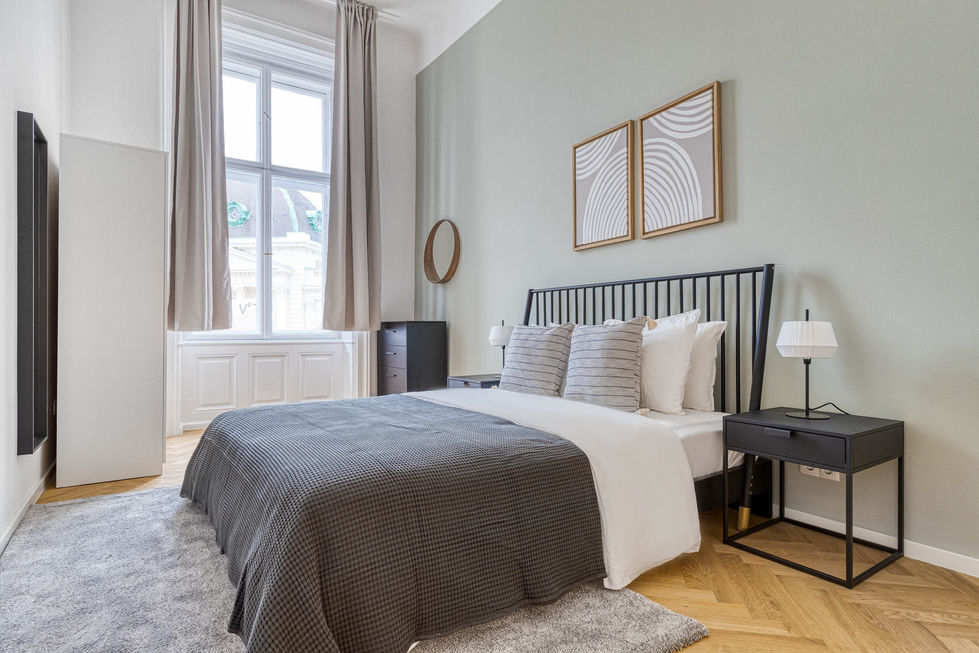 Gemütliches und einladendes Schlafzimmer in einer voll möblierten Wohnung in Wien - fotografiert von Christofilopoulos