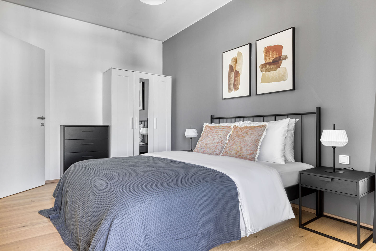 Entspannendes Schlafzimmer mit stilvollen Akzenten in einer Wohnung in Wien - fotografiert von Christofilopoulos