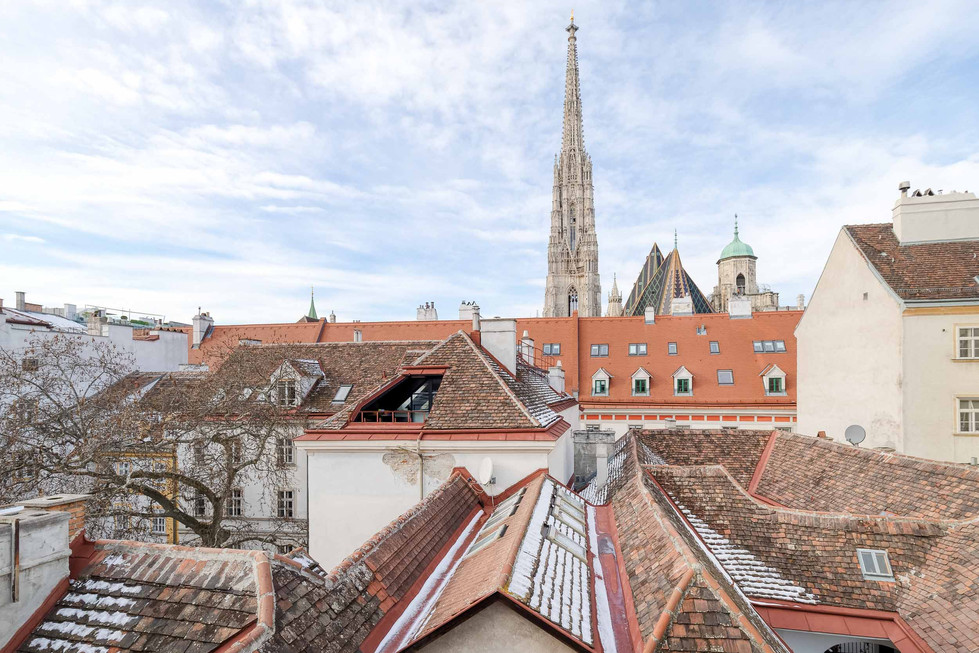Charmanter Ausblick auf den Stephansdom aus dem Fenster eines klassischen Wiener Gebäudes - fotografiert von Christofilopoulos