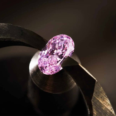 📈 拍賣會上的粉紅神話！為什麼天然粉鑽價格居高不下？阿蓋爾礦關閉後的「搶鑽大戰」才正要開始！