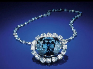 被詛咒的「藍色魔王」?揭秘霍普鑽石的血腥傳說,與它在黑暗中發出的「紅色警告」!🔷🔴