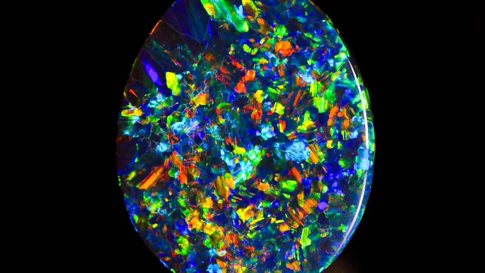 別再只買「白底」了！頂級藏家都在追的「黑蛋白石」與傳說級的「丑角斑」圖騰！ 🌌💎