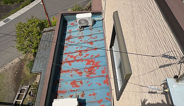 さびと塗膜のめくれが広がった施工前の金属屋根