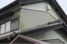 さび止めと穴あき補修後に塗装したトタン外壁