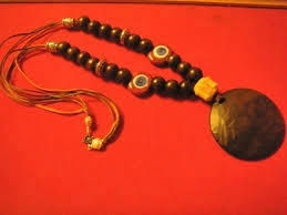 Présentation d’un talisman associé à Maître Adomahou, décrit comme symbole de protection et de réussite dans des rituels spirituels.