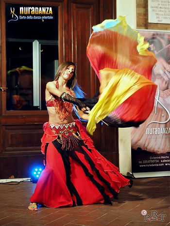 Ragazza che danza con i veli 