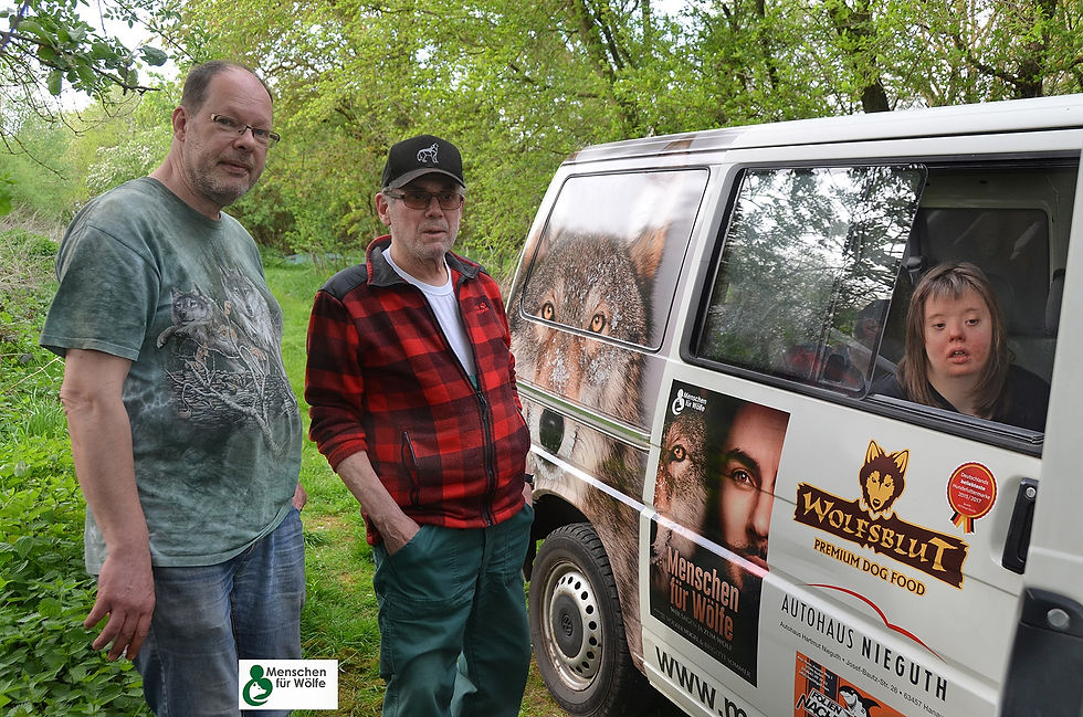 Toni Seiler, Volker Vogel und Fiona am Filmbus "Menschen für Wölfe".