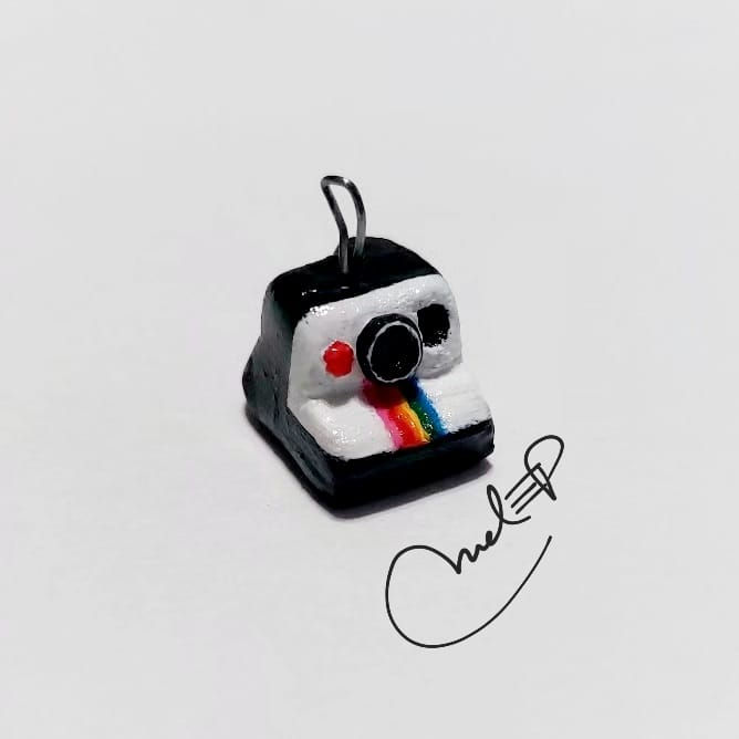 Dije de cámara polaroid retro