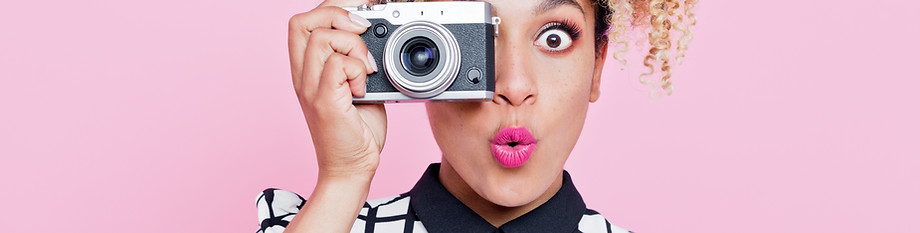 Fille avec appareil photo