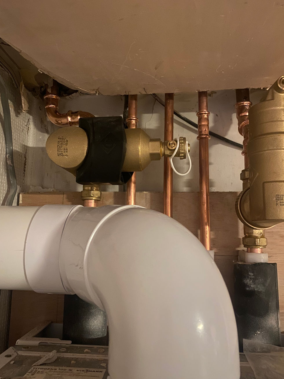 a copper pipe with a valve that says ' a ' on it