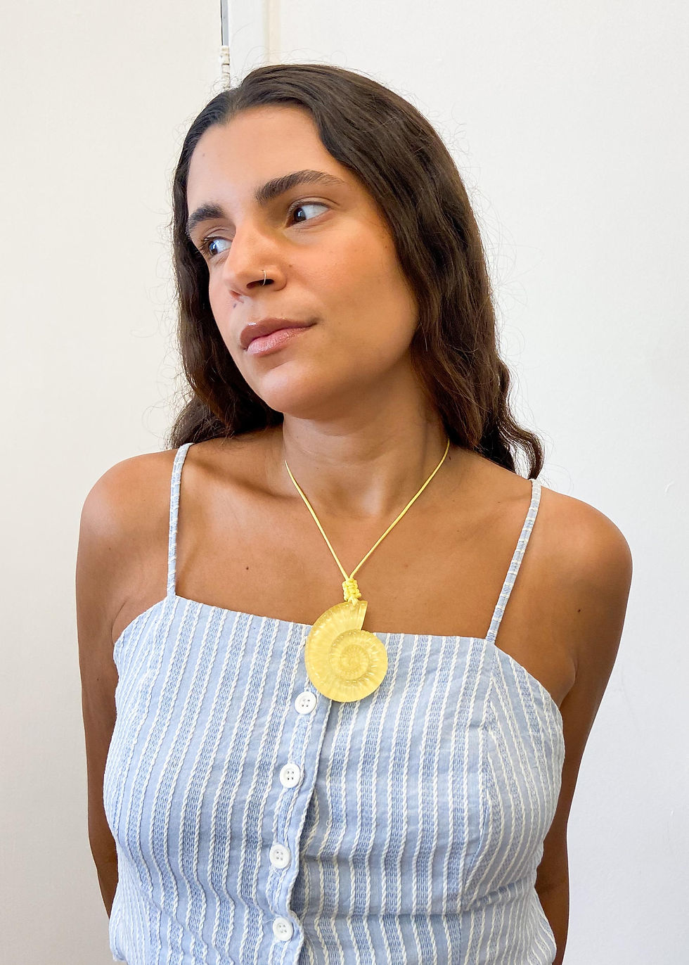 uso colar concha resina macrame ateliah feita para colorir