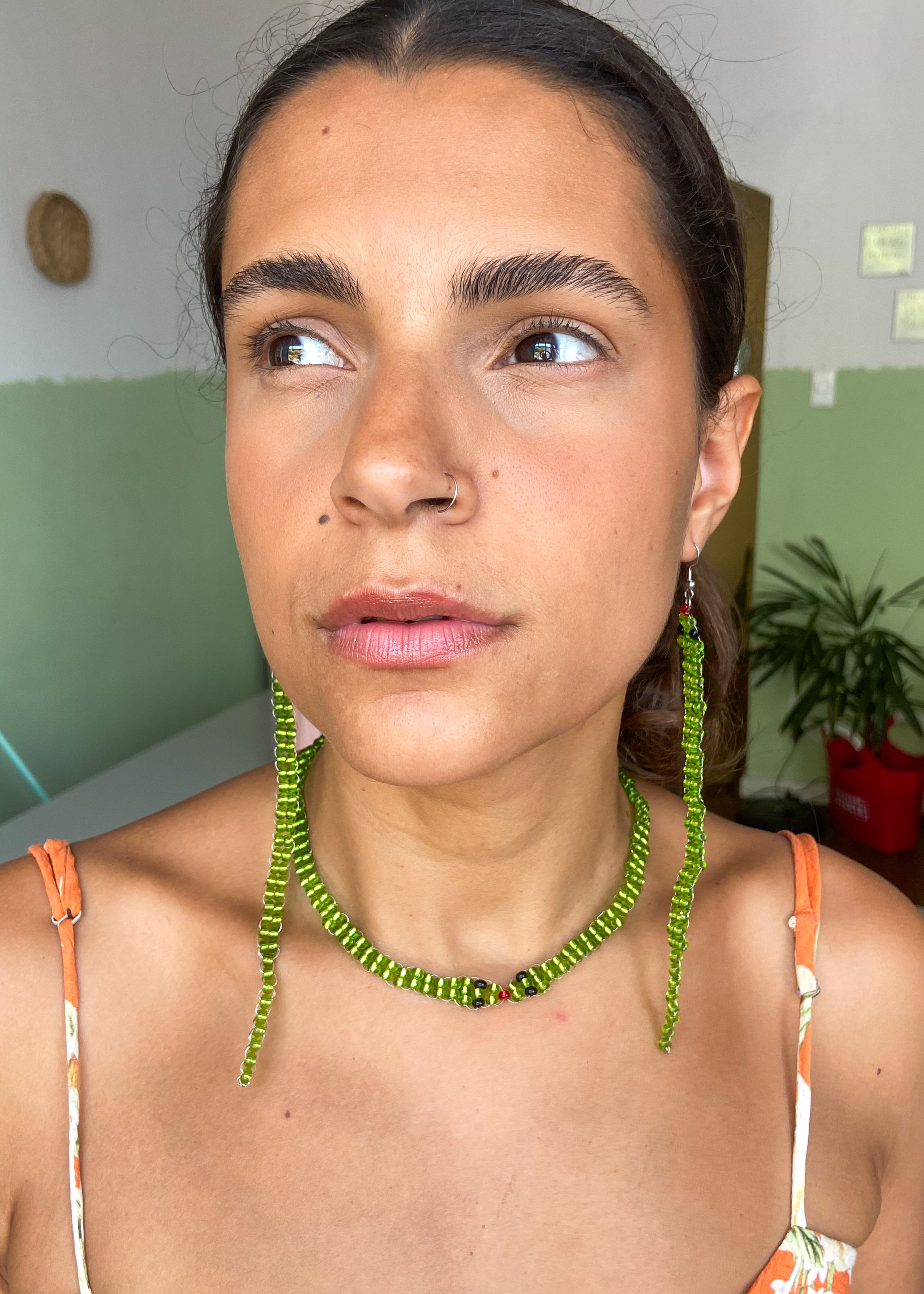 uso colar cobra verde miçanga ateliah feito à mão