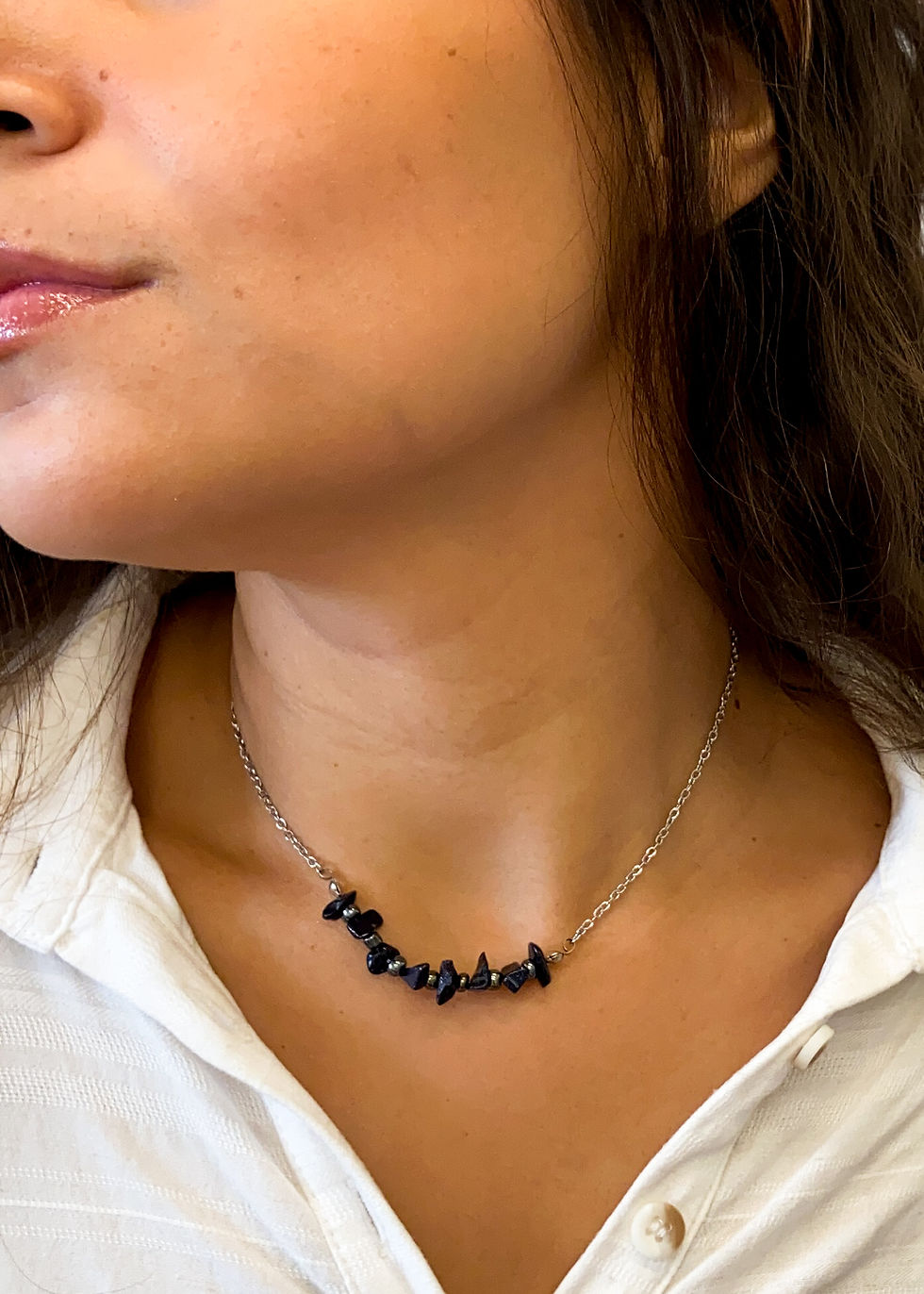 modelo usando colar cascalho pedra obsidiana ateliah feito à mão