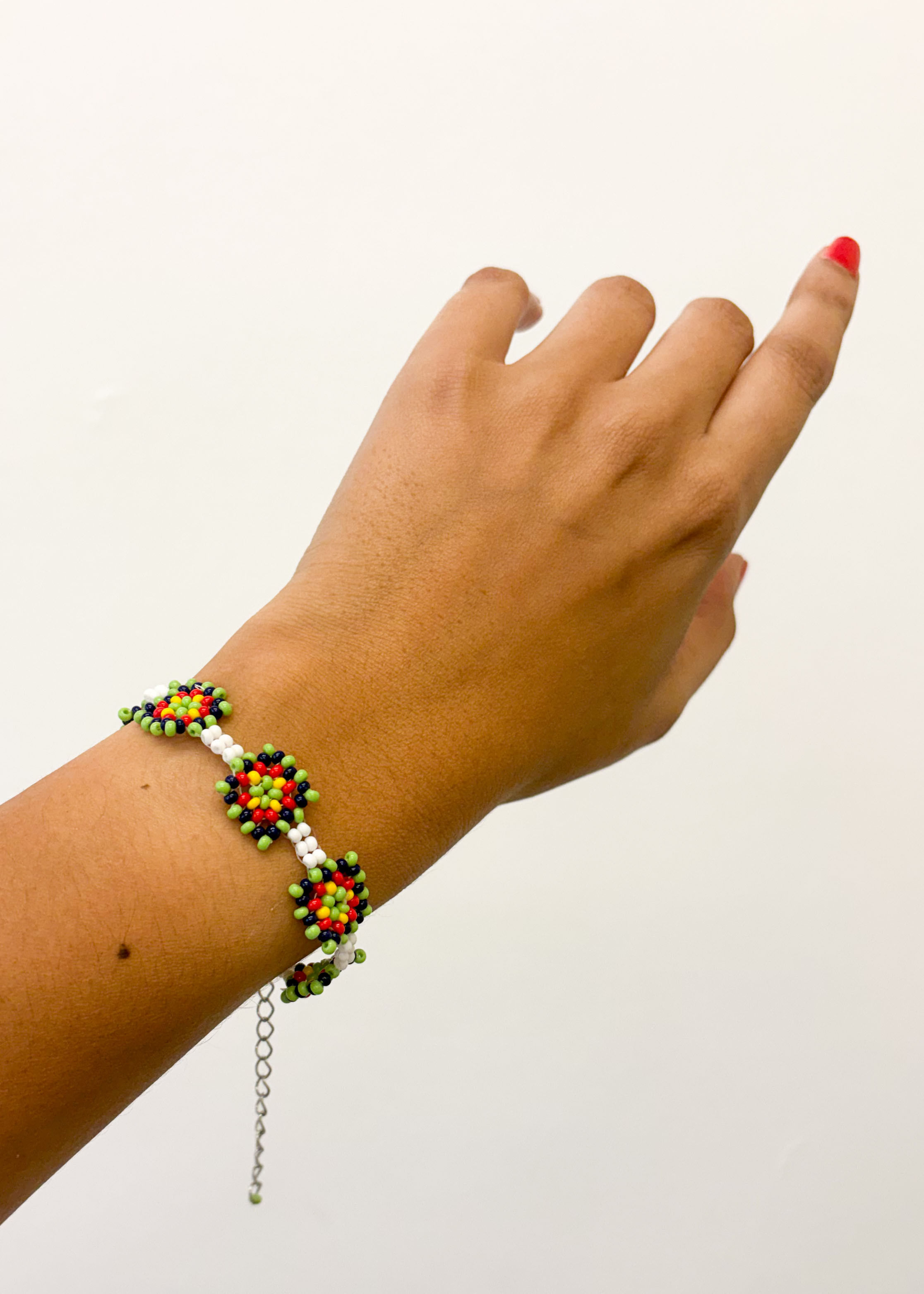 uso pulseira crochê miçanga ateliah feita para colorir