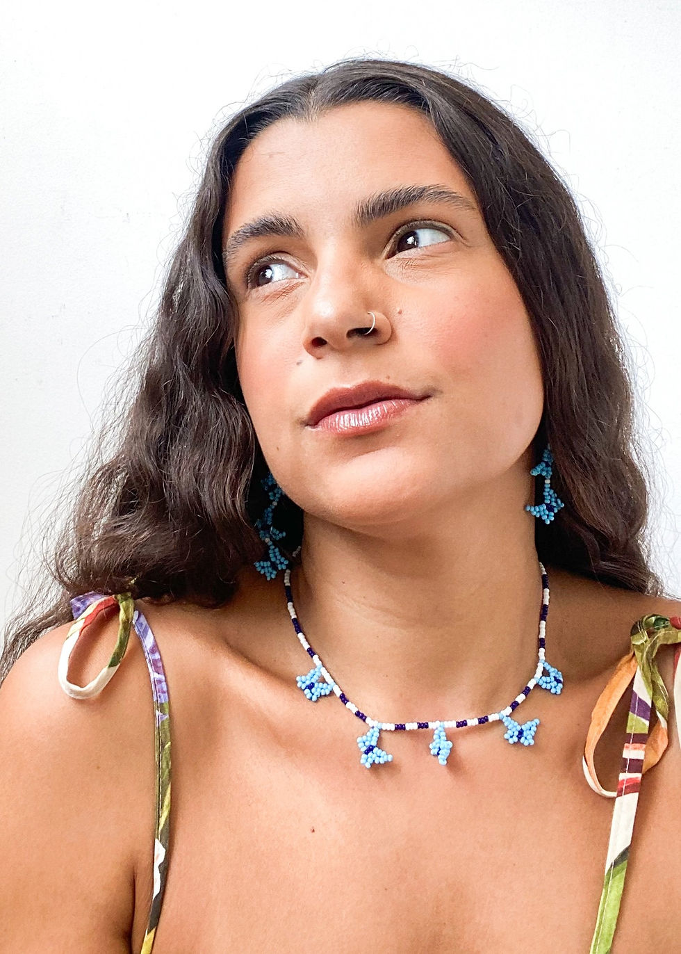 uso colar mini borboleta azul miçanga ateliah feita para colorir