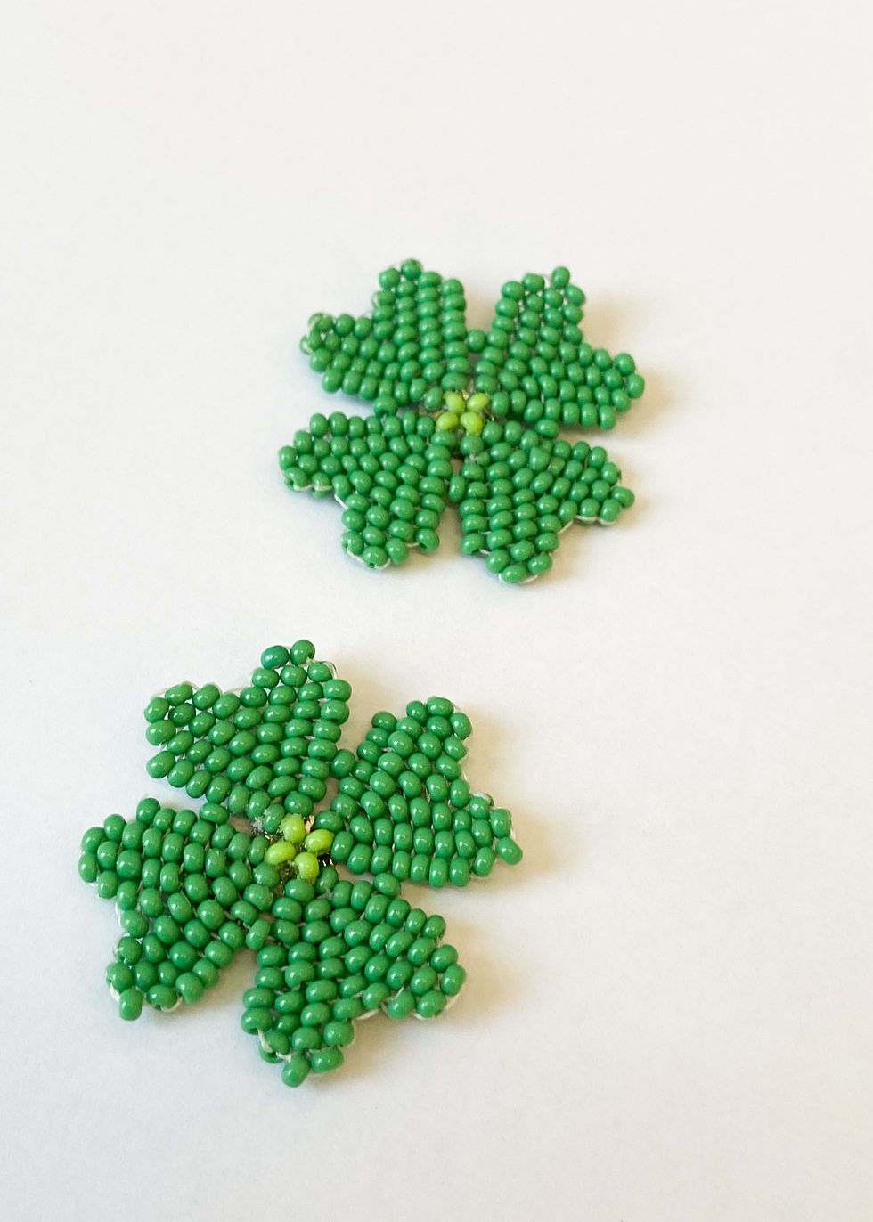 Miniatura: detalhe brinco trevo miçanga ateliah feita para colorir