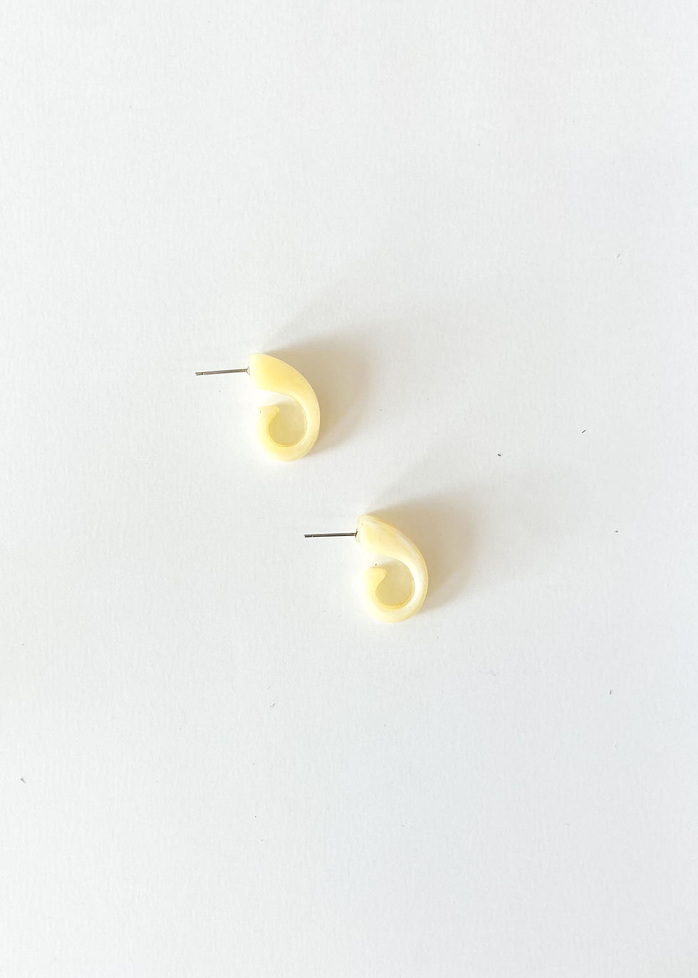 Miniatura: frente brinco básico amarelo mescla ateliah feito à mão