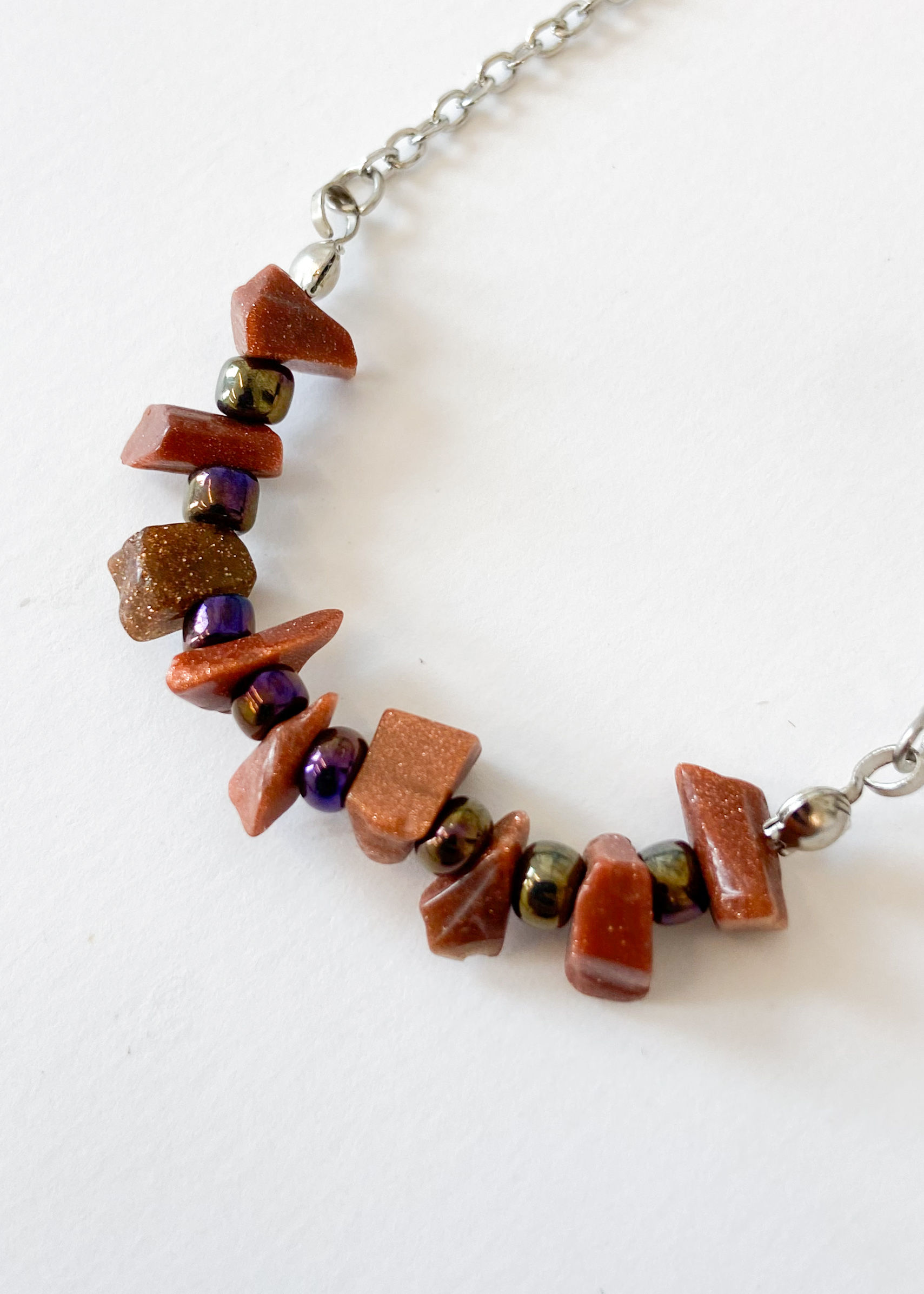 detalhe colar cascalho pedra do sol ateliah feito à mão