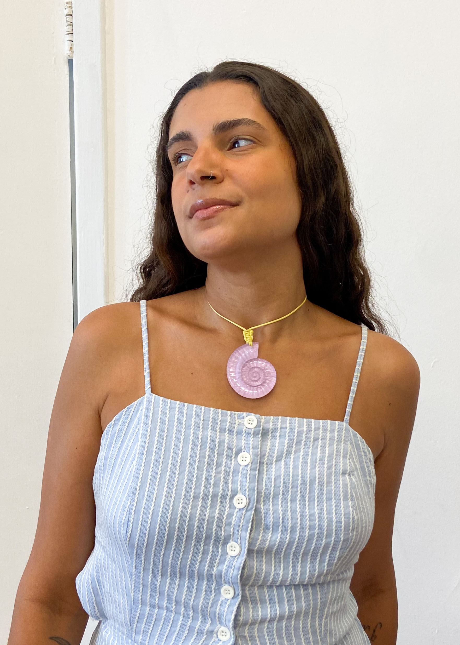 uso colar concha resina macramê lílas ateliah feita para colorir