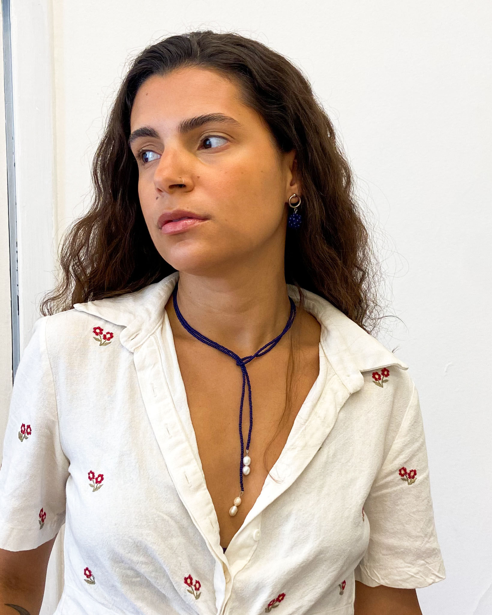 modelo usando colar gravata miçanga perola ateliah feito à mão