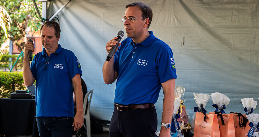 Diretor Geral do Grupo Nagel, Bernd Nagel, discursando na festa para colaboradores.