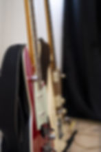 Guitare électrique rouge dans un studio