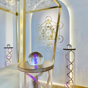 Espacio de curación en cámara taquiónica de Cosmo Tachyon – Cliente relajándose en la cámara taquiónica para bienestar físico y mental.