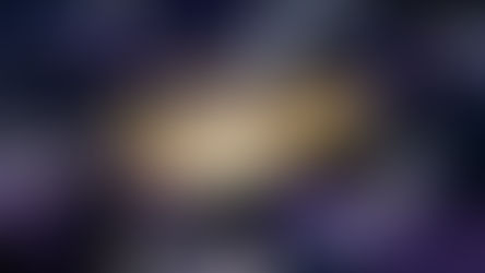 Composição abstrata filosófica em tons de índigo, roxo e preto com luz dourada e prateada. No centro, um vazio luminoso e texturizado representando o abismo do não-saber. Ao redor, camadas translúcidas de consciência, fragmentos de pensamento e formas semelhantes a respiração flutuam em semi-transparência. Um ponto de interrogação dissolve-se em vento e páginas de texto borradas mesclam-se, sugerindo a habitação do mistério em vez de sua resolução. A obra evoca a fenomenologia do não-saber como condição ontológica permanente, capturando o peso, textura e densidade da pergunta abissal que não pode ser respondida sem deixar de ser ela mesma.
