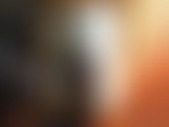 Representação filosófica e introspectiva de 'A Suspeita de Si': uma figura humana contempla um espelho ornamentado fragmentado, cujo reflexo revela camadas profundas — sombra do self, símbolos psicológicos freudianos e lacanianos, padrões neurológicos e luz vazia no núcleo. Ao fundo, gradiente de tons escuros (dúvida e niilismo) para luminosos (autenticidade e esperança), com elementos simbólicos como corrente quebrada e fênix emergente. Estilo de ilustração contemporânea em óleo digital, rica em simbolismo epistemológico.