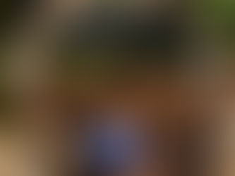 Homem em loop num beco noturno; placa “Último”, fumaça e bourbon. Capivara na lama, frasco com labirinto e ouroboros sugerem repetição.