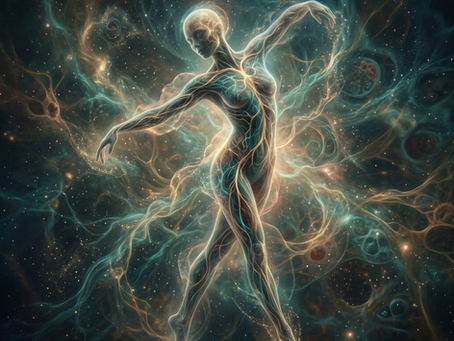 Ilustração surrealista e etérea de uma figura humana translúcida em uma pose fluida e contemplativa. O corpo não possui traços definidos, mas é preenchido por caminhos luminosos de luz dourada que percorrem todo o sistema nervoso e membros, sugerindo uma inteligência intrínseca à carne. A figura parece se dissolver suavemente em um fundo cósmico de tons azul-petróleo e âmbar, com partículas de luz ao redor. A composição evoca a ideia de um saber corporal que precede a consciência racional, destacando a conexão entre o ser e o mundo através da percepção física.