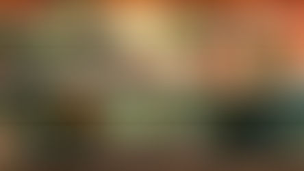 Uma imagem em formato panorâmico, organizada como quatro painéis sequenciais, que traduz visualmente quatro “metafísicas” brasileiras: (1) uma cena ritual e corporal centrada em mandíbulas/dentes e digestão, em oposição a ideias abstratas; (2) um engarrafamento urbano com carros, ônibus e semáforos, mostrando calor, espera e frustração; (3) o interior de um carro de aplicativo/táxi visto do banco de trás, com o motorista ao volante, retrovisor e passageiros conectados ao celular, sugerindo reflexão no trânsito; (4) uma cena rural noturna ao lado do fogo, com um idoso contando história e um pássaro cinza pousado numa árvore seca e retorcida, criando um clima silencioso e contemplativo sobre morte e tempo. Não há texto escrito na imagem.