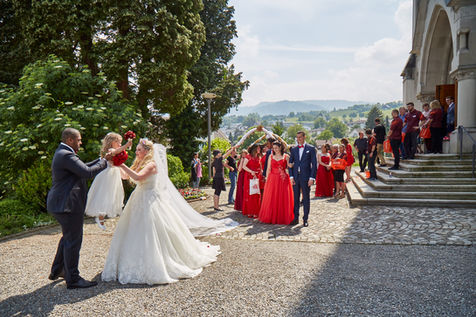 Ein Hoch auf das Brautpaar vor der Kirche