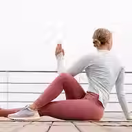 full-shot-femme-faisant-du-yoga-exterieur_23-2149245829.avif