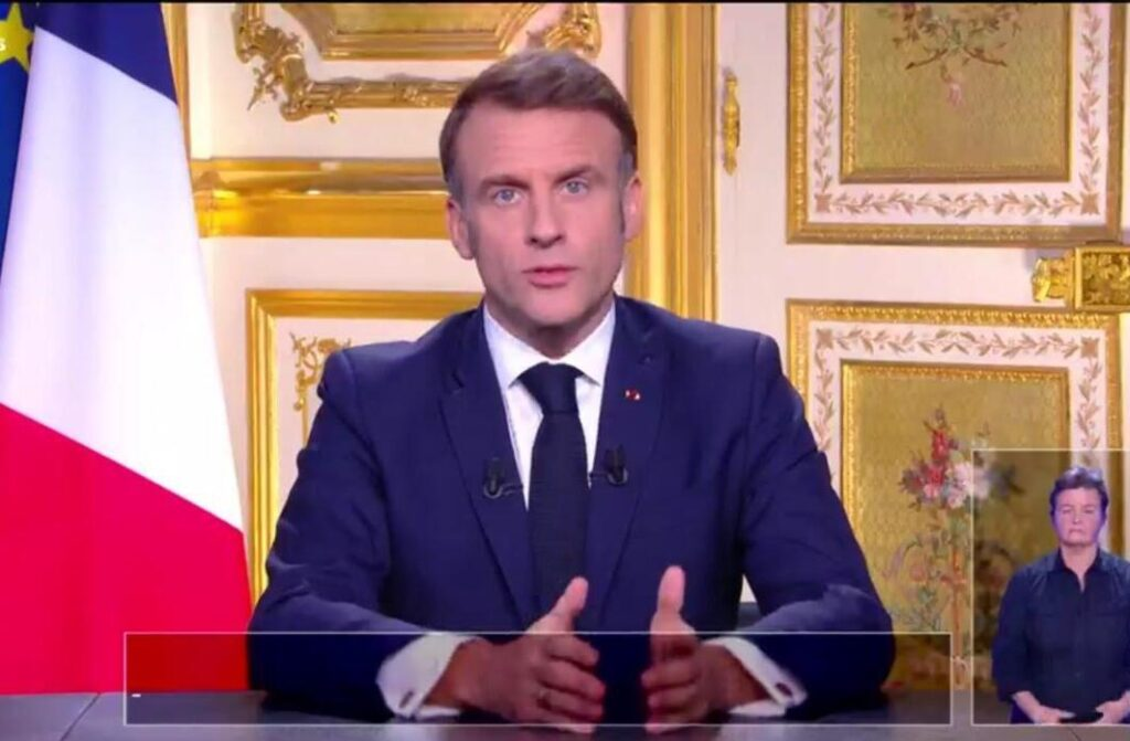 Macron não quer renunciar após queda do primeiro-ministro