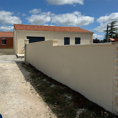 Réalisation d'un mur de clôture, crépi